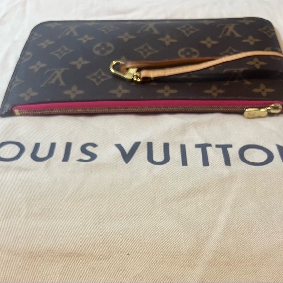 Louis Vuitton Wristlet! - Picture 5 of 8